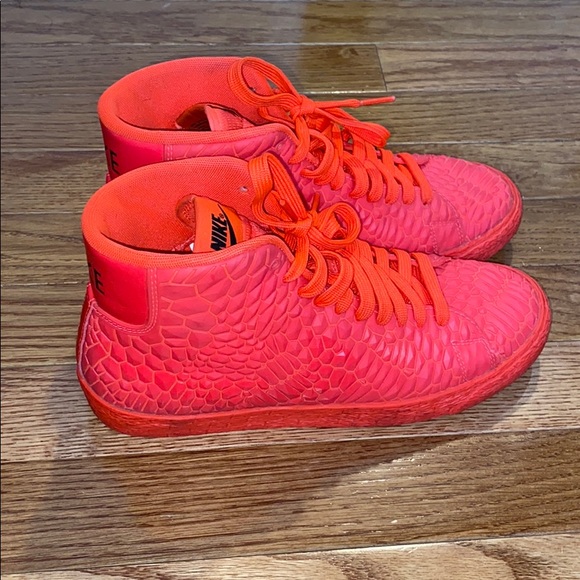 Coral rare nikes - Picture 2 of 3